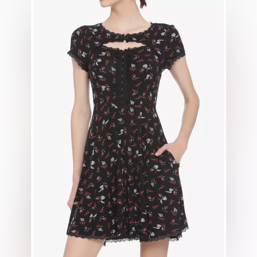 HOT TOPIC Red Roses High Neck Keyhole DRESS! Date Night Floral Cute Goth Flirty